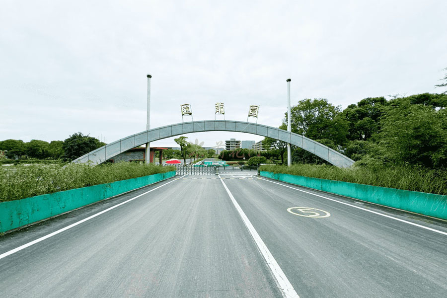 上海汇龙园陵园大门图