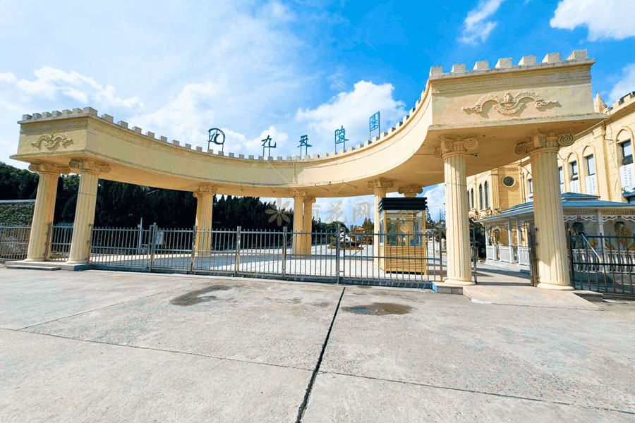 九天陵园陵园大门图