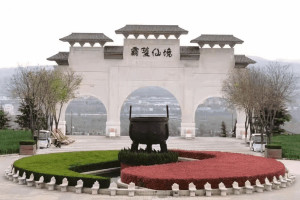 西安霸陵墓园陵园大门图