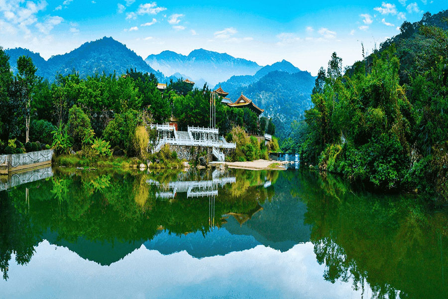 广州罗浮山公墓园区湖景图