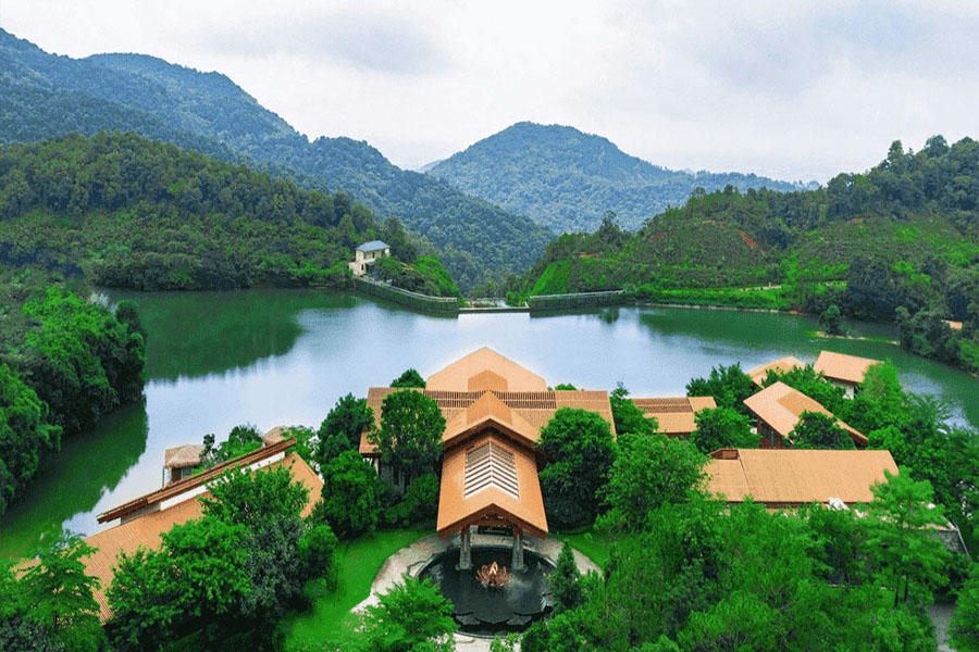广州罗浮山公墓园区湖景图