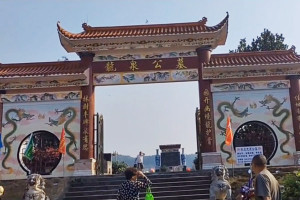 龙泉公墓大门图