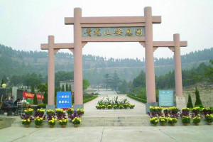 青龙山安息园大门图