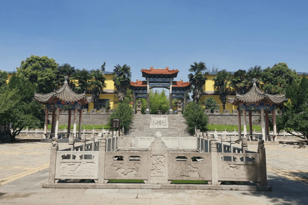 镐京骨灰公墓大门图