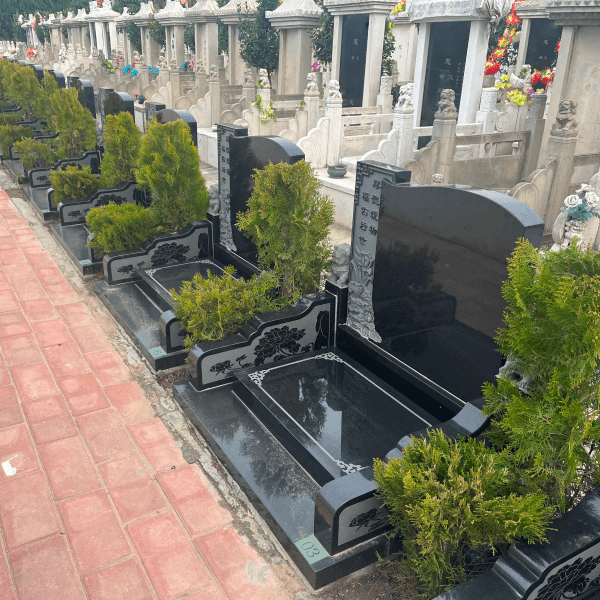 青龙岗纪念园传统立碑