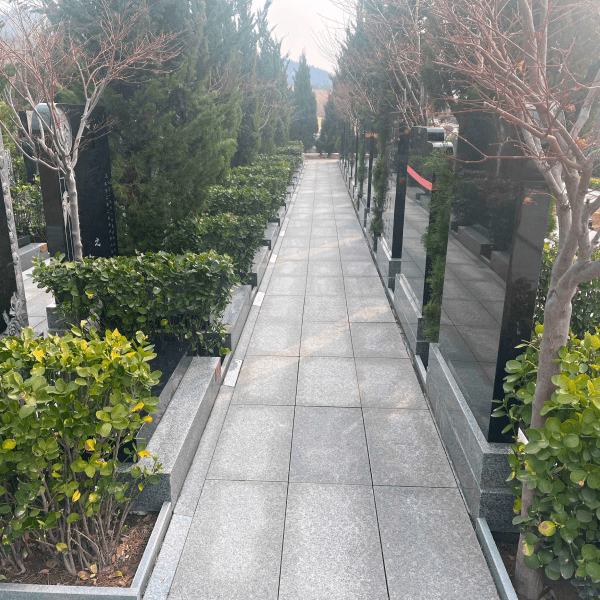 莲花山人文纪念公园传统立碑