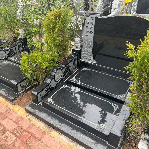 青龙岗纪念园传统立碑