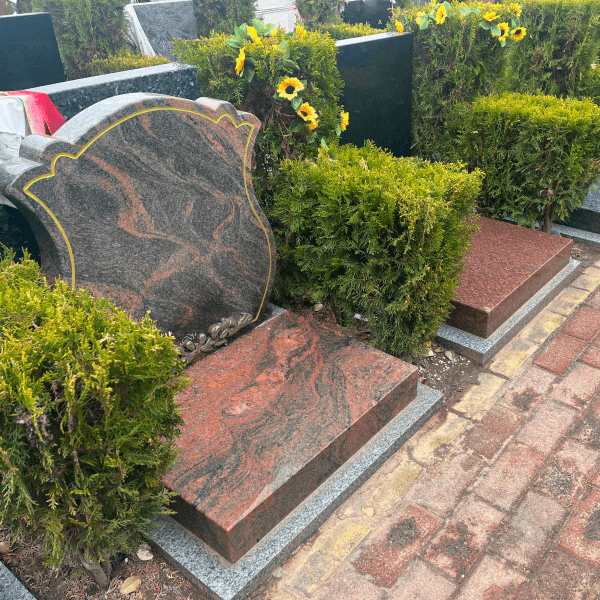 青龙岗纪念园传统立碑