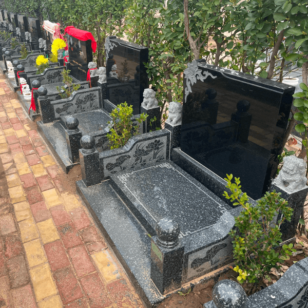 青龙岗纪念园传统立碑