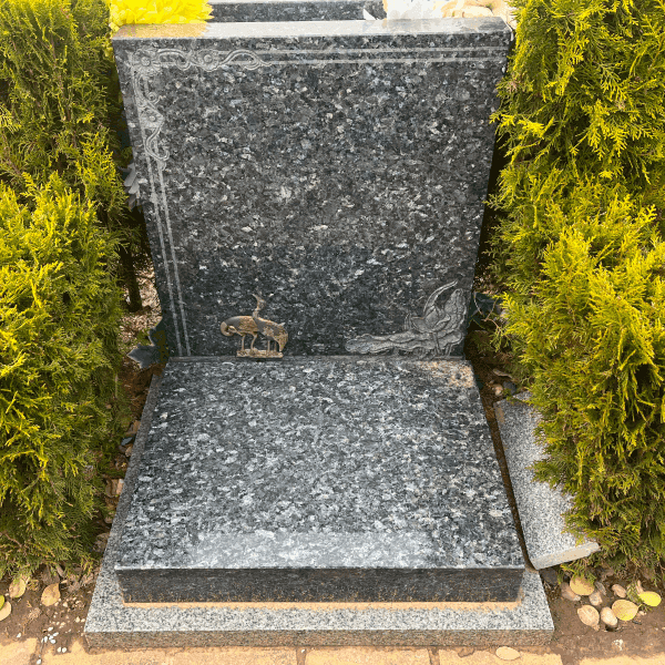 青龙岗纪念园传统立碑