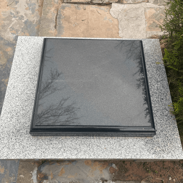 青龙岗纪念园卧碑