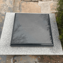 青龙岗纪念园卧碑